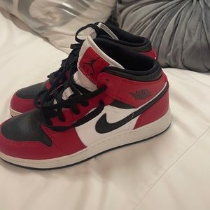 Jordan 1 Mids Red and Black Kids 6 women’s 7.5